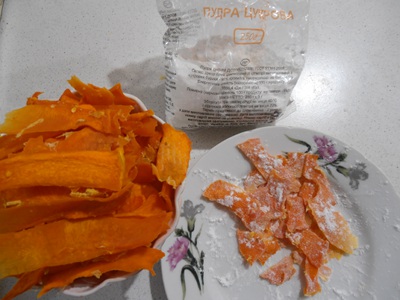 посыпать сахарной пудрой цукаты из тыквы и апельсина